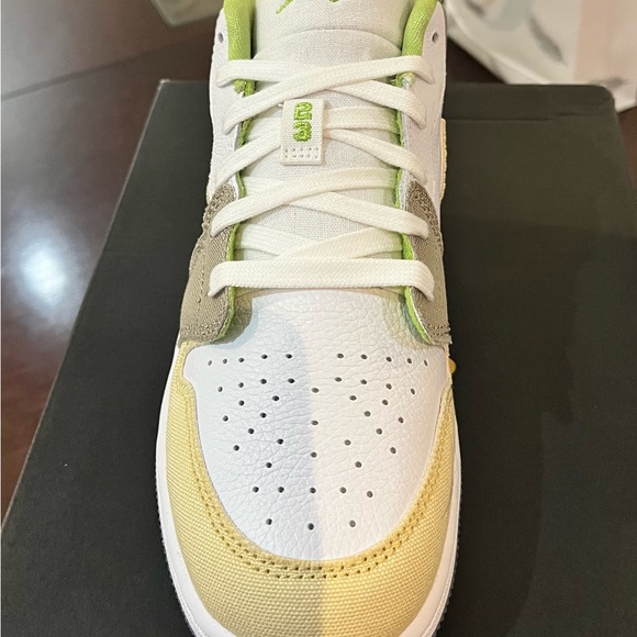Air Jordan 1 Low SE Pastel Grind Vivid Green GS 6Y/ 7.5W - Picture 2 of 6
